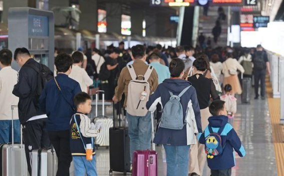 国庆假期的双重考验：购票难与民宿偷拍