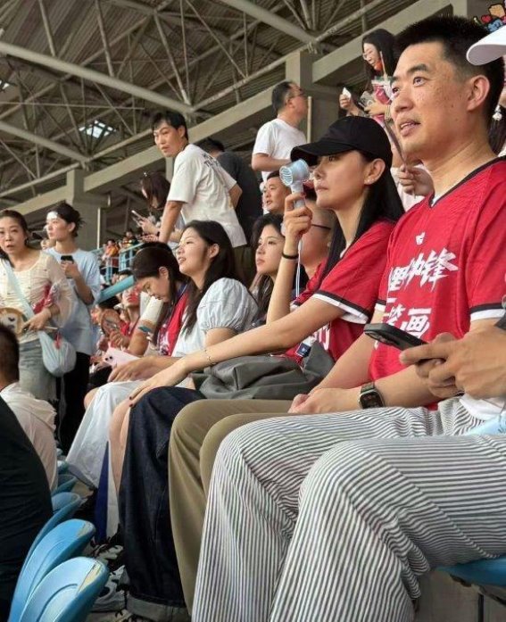 理想汽车创始人李想与妻子现身比赛现场，深刻家庭理念推动产品创新