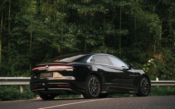 仰望U7 PHEV：静谧与操控并存的豪华混动新标杆