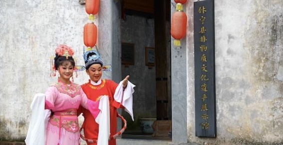 《文龙求官》微短剧在黄山市休宁县古城岩景区开机，文化与影视融合的新尝试