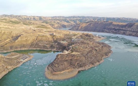 黄河老牛湾的春水涌动：冰雪消融的壮丽景象