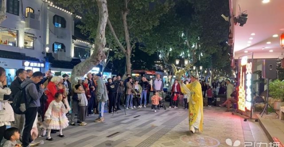 街头艺术新风潮：苏州十全街文化活力再现