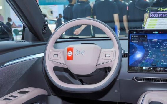 小鹏MONA M03新版本亮相重庆车展，售价11.98万元起，增添星暮紫车色与豪华配置