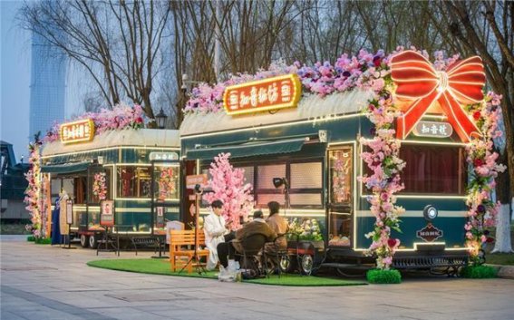 樱花与知音号的春日邂逅：武汉邀您共赏江城之美