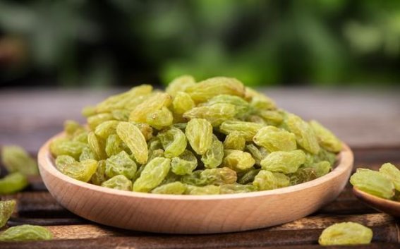 睡前几粒葡萄干，轻松改善失眠症状，健康收益不容忽视