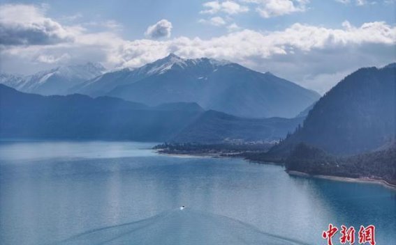 春日里的巴松措：雪山与湖泊的静谧交响