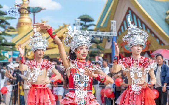 在长街宴中畅游哈尼文化的海洋