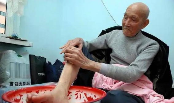 心梗和洗澡习惯有关系吗？医生提醒，尤其老年人要注意这些