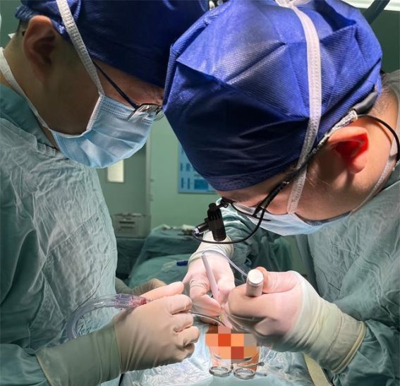12岁女孩胸腔内长足球大肿瘤，成功微创切除的医疗奇迹