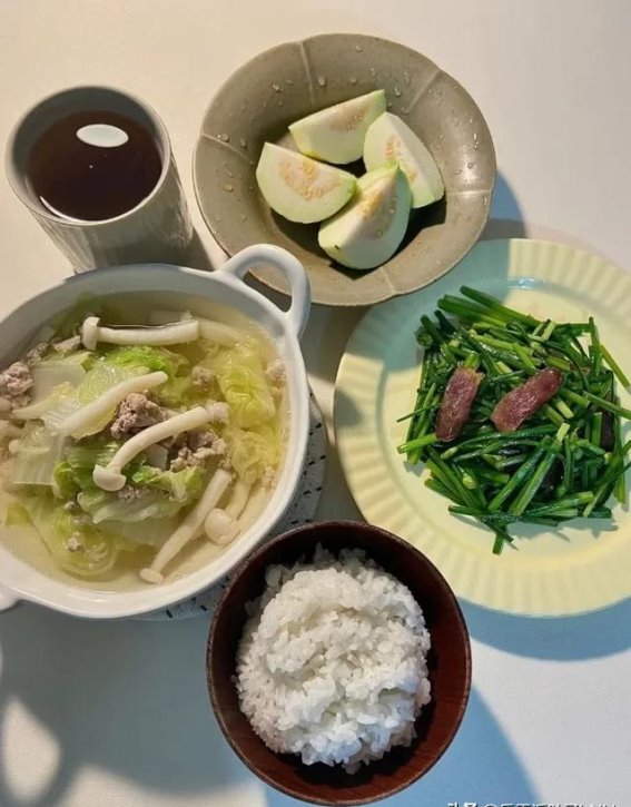 独自享受美食的幸福时光：健康生活从自烹开始