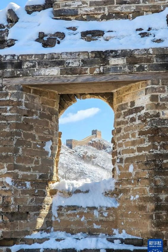 雪后金山岭长城的壮丽景致
