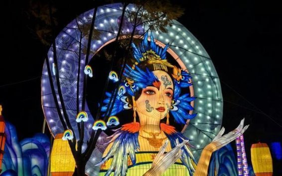 璀璨灯海照亮新春，欢乐光影迎接盛世佳节