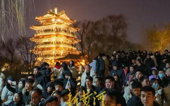 济南大年初五，超然楼灯火辉煌与“木星伴月”交相辉映