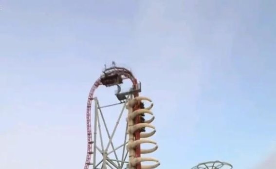 游乐园过山车垂直停半空，虚惊背后的安全考量