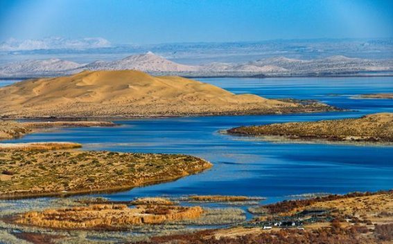 冬日博斯腾湖，水天一色的自然画卷