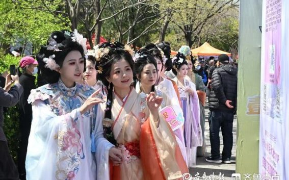 千佛山相亲大会：古装巡游与浪漫邂逅