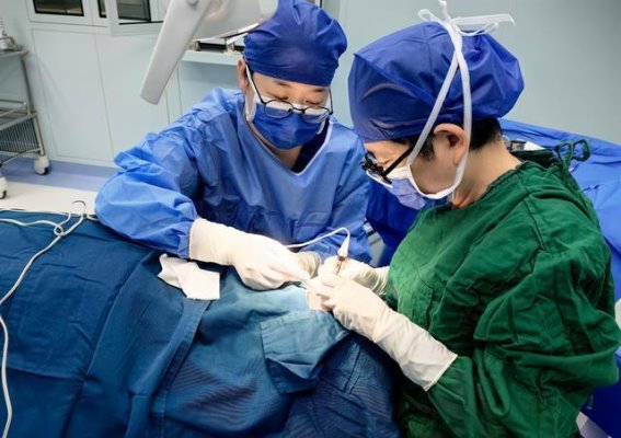 30岁男子终于治好眼皮下垂问题