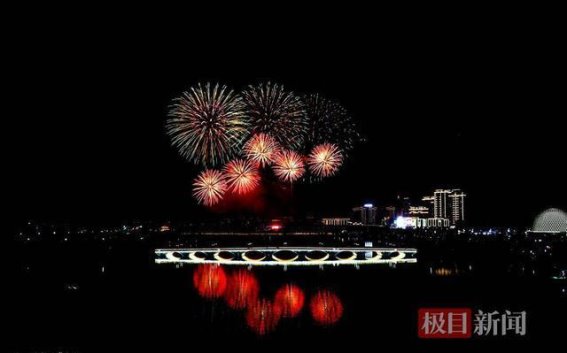 湖北浠水月湖上的光影交响曲：烟花与无人机共舞的梦幻夜晚