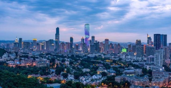 逃离城市的喧嚣，来一趟海边之旅城市生活的快节奏和无尽的压力常常让我们感到身心俱疲。面对钢筋水泥的森林，我们时常幻想着能够逃离城市的喧嚣，去寻找一片宁静的天地。今天，小编就为大家推荐几个北京周边的海滨旅游胜地，让您在阳光、海风和碧海蓝天中，找到一份难得的宁静与放松。