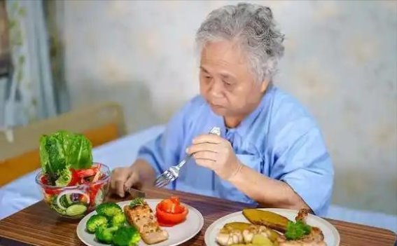 55岁后警惕这5个坏习惯，可能加速大脑衰老，危害健康