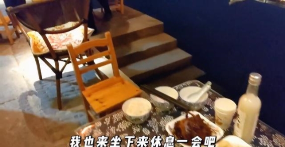 冬季夜游南浔古镇，河边的茶香与灯火映照着古镇的温情