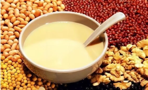 每天喝豆浆和每天喝牛奶的人，谁会更长寿？医生道出了背后的原因