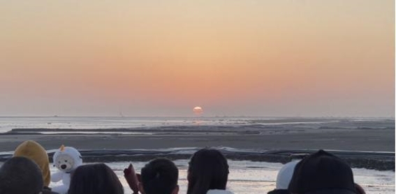 在启东海边，2025年第一缕阳光与爱同行