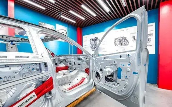 凡尔赛C5 X拆解全景：法系技术与安全实力的深度揭秘