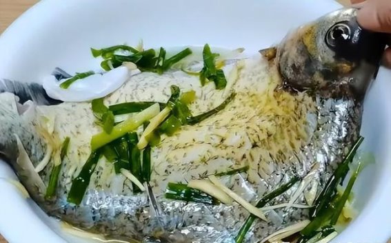 鲜嫩多汁的葱油鲤鱼这样做，家常宴席必备的一道美味佳肴