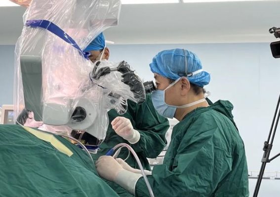64岁老人历经13年面肌痉挛困扰，西安市红会医院终迎曙光