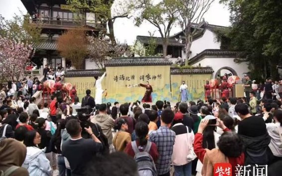 清明假期春色满城，镇江景区人气爆棚，沉浸式体验引人入胜